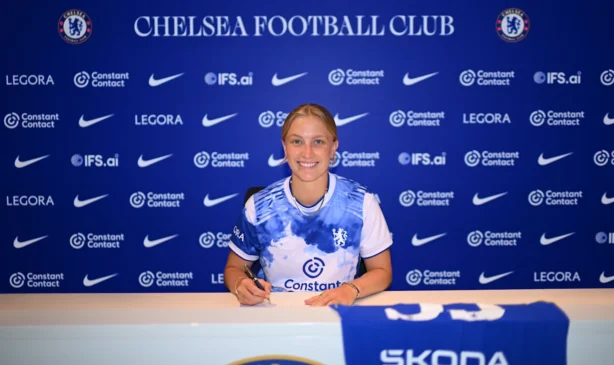 Aggie Beever-Jones firma un nuevo contrato con el Chelsea.