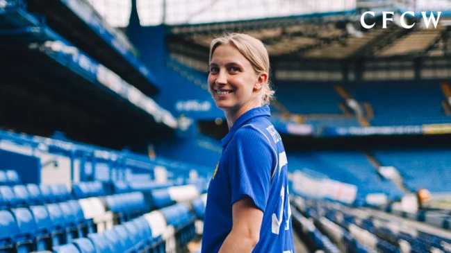 Aggie Beever-Jones firma un nuevo contrato con el Chelsea.