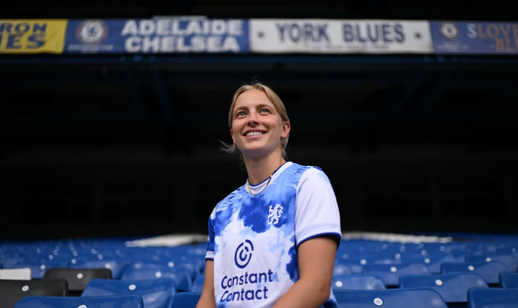 Aggie Beever-Jones firma un nuevo contrato con el Chelsea.