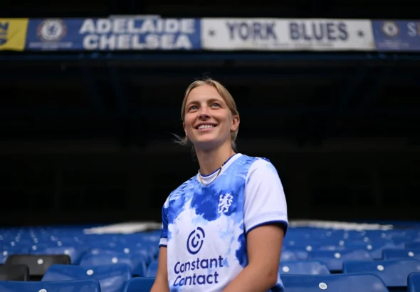 Aggie Beever-Jones firma un nuevo contrato con el Chelsea.