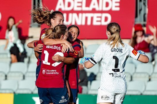 Stott devuelve al City a lo más alto (A-League: jornada 8). Las jugadoras de Adelaide se abrazan tras sellar la victoria.