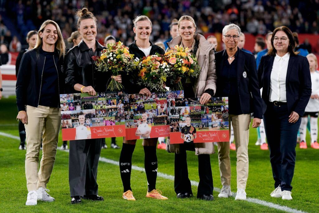 Alemania despide con derrota a sus leyendas. Homenaje a Marina Hegering, Alex Popp y Merle Frohms antes del encuentro.