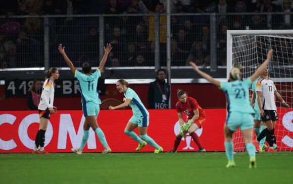 Alemania despide con derrota a sus leyendas. Clare Hunt celebra el tanto de la victoria de las Matildas.