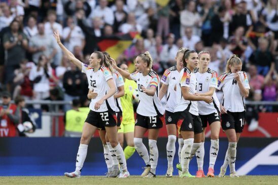 Inglaterra, Italia y Países Bajos logran el pase (Grupo A: jornada 6). Las germanas celebran el segundo tanto de la tarde.