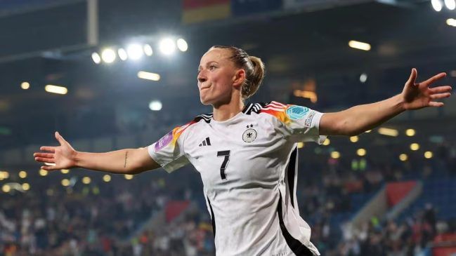 Importante victoria de Francia en Inglaterra (Grupo A: jornada 3). Gwinn celebra uno de sus dos goles frente a Polonia.