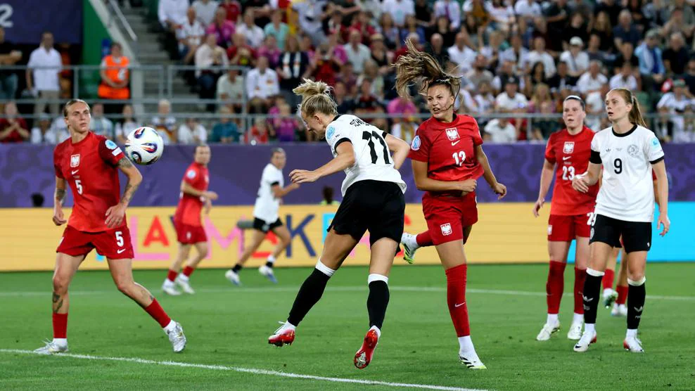 Alemania gana su primer partido de la Eurocopa 2025. Lea Schüller anota de cabeza el segundo gol de las germanas.