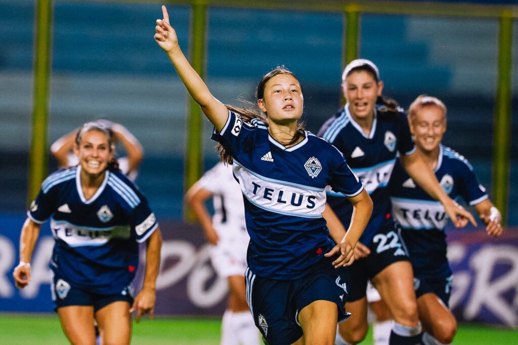 Vancouver Whitecaps pasa a la fase de grupos de la W Champions Cup. Emily Wong celebra el tanto de la victoria mientras sus compañeras corren a su encuentro.