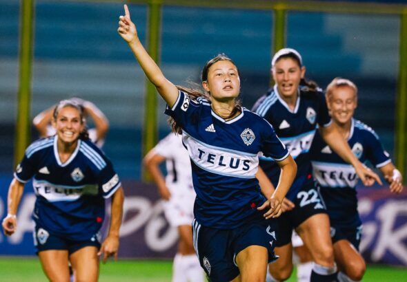 Vancouver Whitecaps pasa a la fase de grupos de la W Champions Cup. Emily Wong celebra el tanto de la victoria mientras sus compañeras corren a su encuentro.