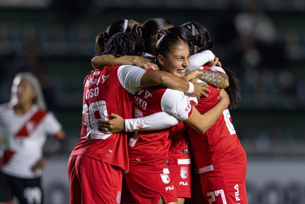 Las leonas de Santa Fe debutan con goleada.