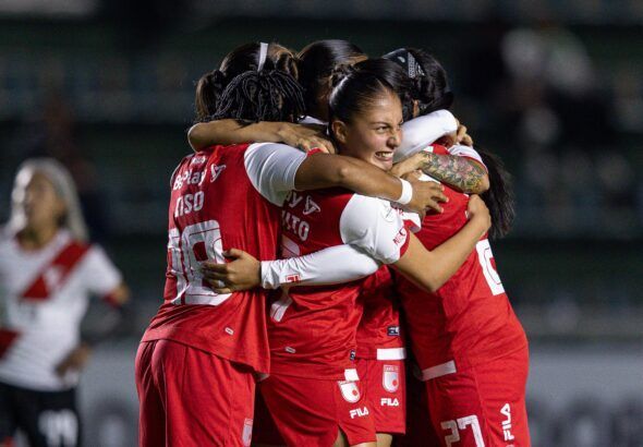 Las leonas de Santa Fe debutan con goleada.