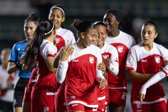 Las leonas de Santa Fe debutan con goleada.