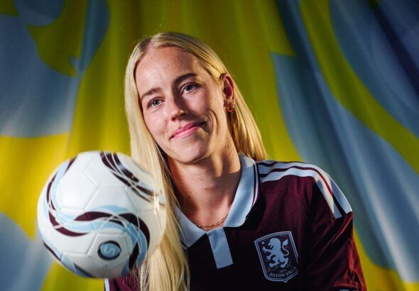 Amalie Vangsgaard se une al Villa.