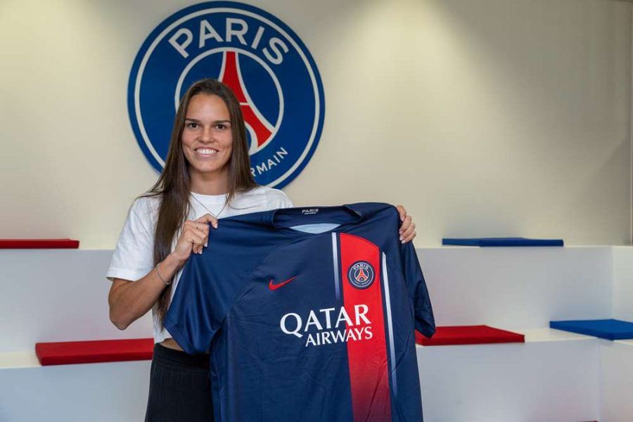 Ana Vitoria es la nueva jugadora del Paris Saint-Germaine. La jugadora brasileña posa con la camiseta de su nuevo equipo.