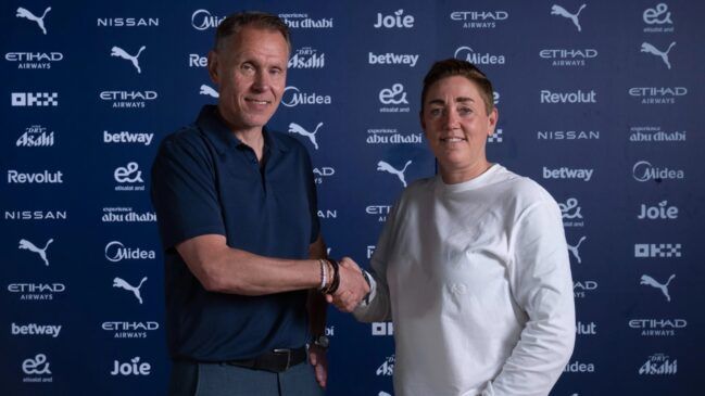 Andrée Jeglertz, nuevo entrenador del Manchester City. El técnico sueco se da la mano con Therese Sjögran, directora deportiva del club.