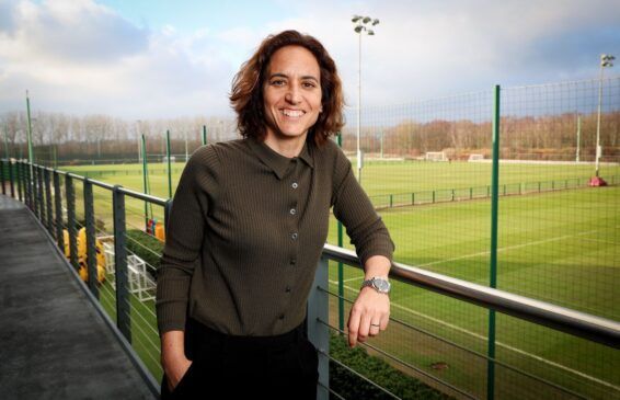 Natalia Arroyo, nueva entrenadora del Villa, posa en las instalaciones del club en Bodymoor Heath.