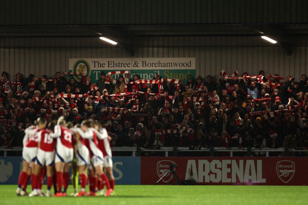 El Arsenal cierra el año con victoria. Las jugadoras del Arsenal se conjuran frente a sus aficionados.
