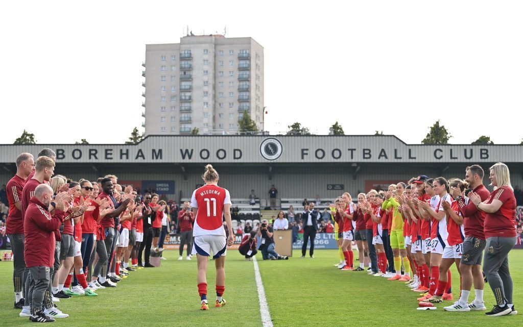 Amarga despedida del Arsenal. Jugadoras y staff gunners le hacen el pasillo a Vivianne Miedema.