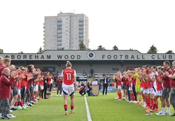 Amarga despedida del Arsenal. Jugadoras y staff gunners le hacen el pasillo a Vivianne Miedema.
