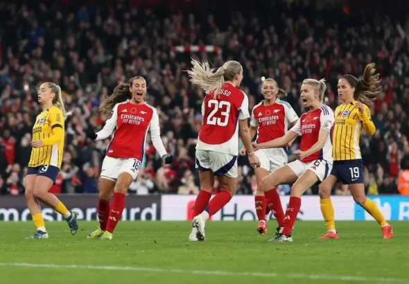 El Brighton sale goleado del Emirates. Leah Williamson, Alessia Russo y Rosa Kafaji celebran el triunfo de su equipo.