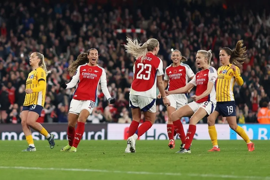 El Brighton sale goleado del Emirates. Leah Williamson, Alessia Russo y Rosa Kafaji celebran el triunfo de su equipo.