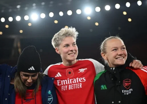El Brighton sale goleado del Emirates. Lina Hurtig sonríe tras el final del encuentro.