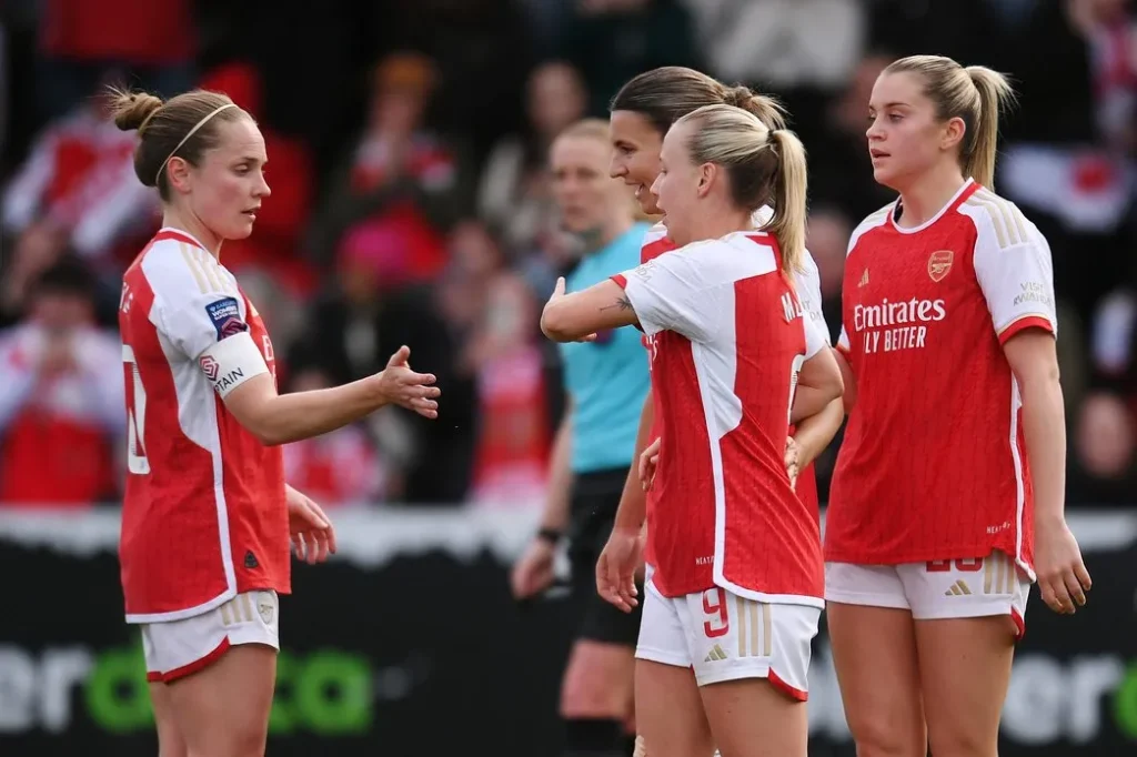 Mead y Russo se ceban con el Bristol. Kim Little, Steph Catley, Alessia Russo y Beth Mead celebran uno de los goles.