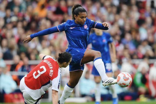 Ramírez y Baltimore tiñeron el Emirates de azul. Catarina Macario se lleva el balón frente a una vencida Lotte Wubben-Moy, que trata de levantarse del suelo.