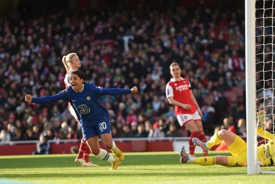 Sam Kerr es inevitable. La jugadora celebra con los brazos en alto el gol del empate en el Emirates ante la mirada desolada de varias jugadoras del Arsenal.