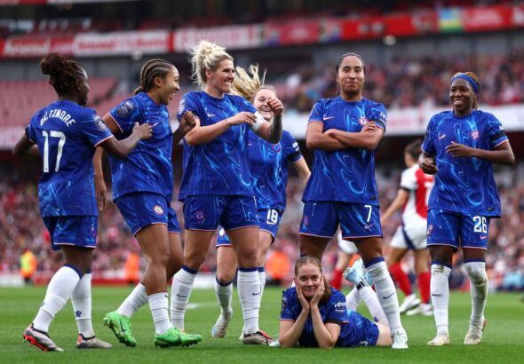 Ramírez y Baltimore tiñeron el Emirates de azul. Las jugadoras del Chelsea celebran el gol de Mayra Ramírez.