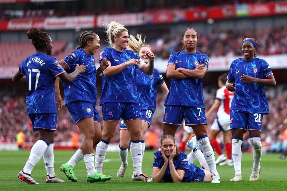 Ramírez y Baltimore tiñeron el Emirates de azul. Las jugadoras del Chelsea celebran el gol de Mayra Ramírez.