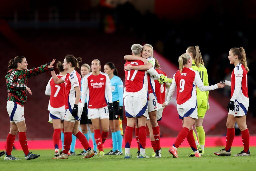 Lina Hurtig mete al Arsenal en cuartos. Leah Williamson abraza a la autora del gol de la victoria tras finalizar el encuentro.