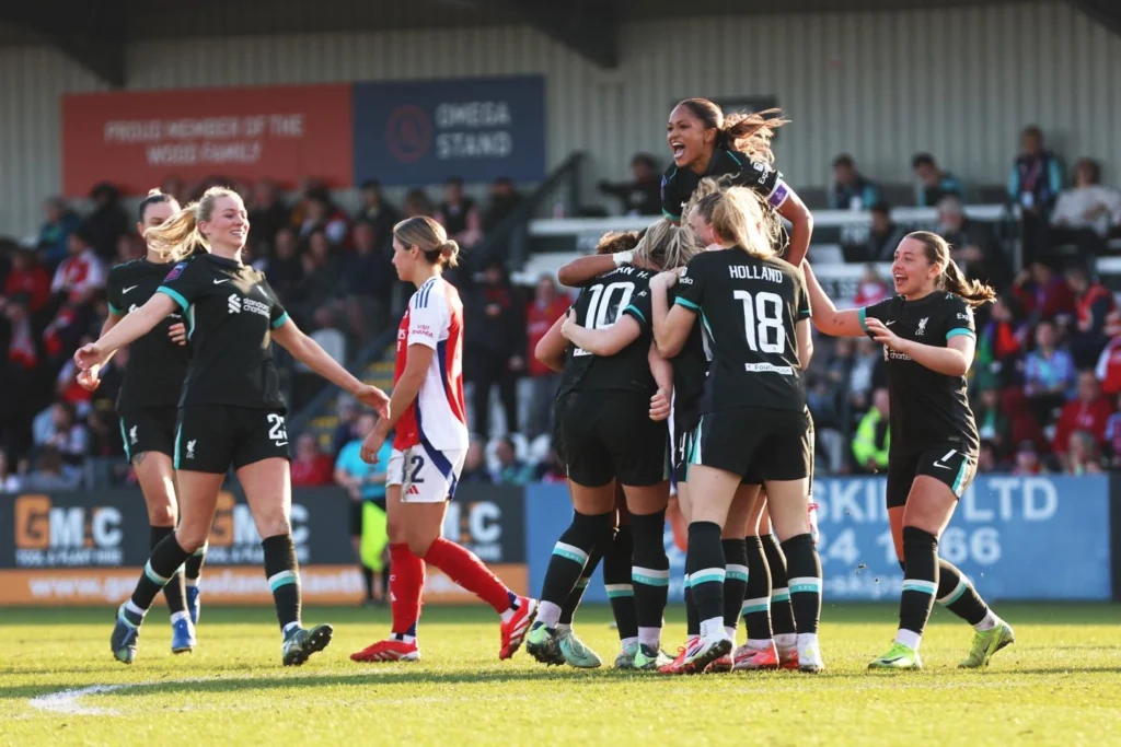 El Liverpool da la sorpresa eliminando al Arsenal. Las jugadoras reds celebran con una montonera el tanto del triunfo.