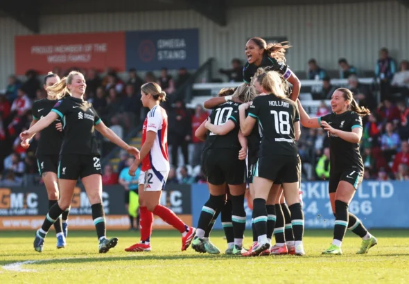 El Liverpool da la sorpresa eliminando al Arsenal. Las jugadoras reds celebran con una montonera el tanto del triunfo.