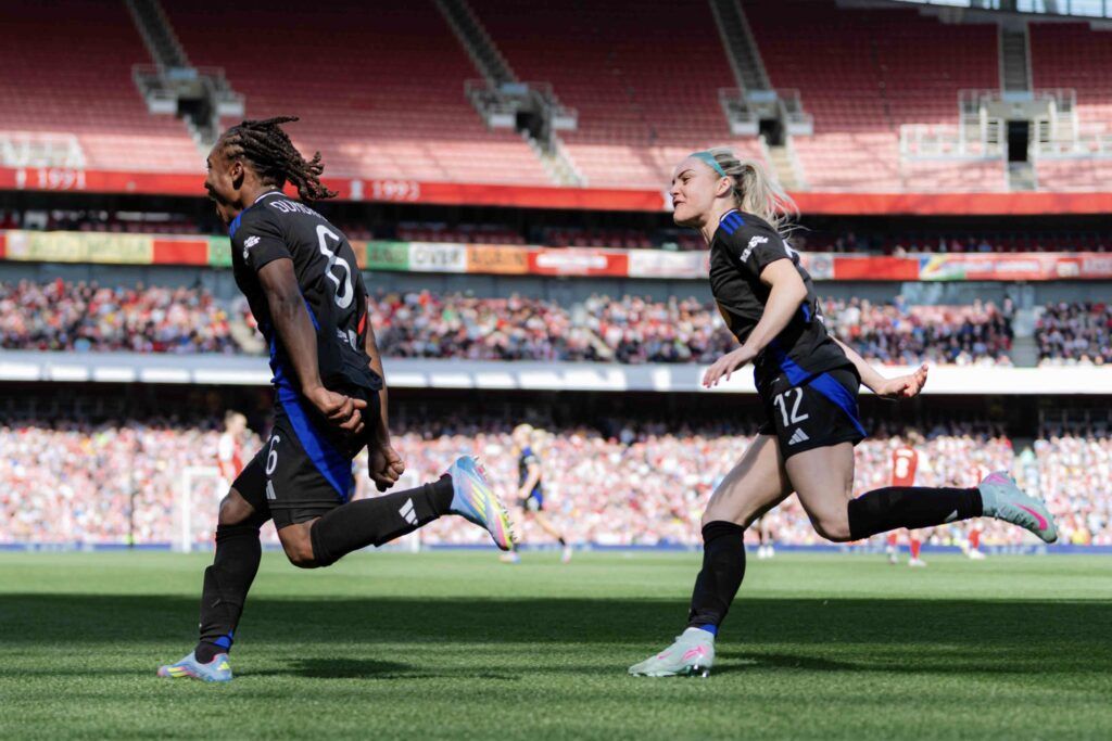 Melchie Dumornay acerca al Lyon a Lisboa. Ellie Carpenter corre detrás de la haitiana para celebrar el gol de la victoria.