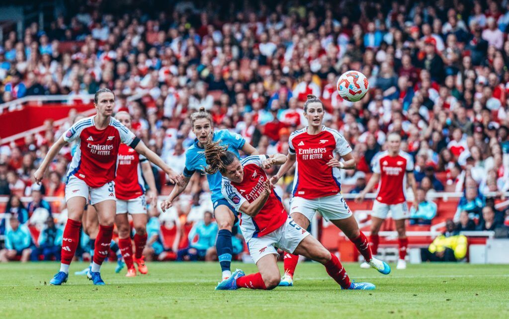 Tablas en el primer duelo importante de la WSL. Miedema observa cómo su disparo va directo a puerta entre varias jugadoras del Arsenal.