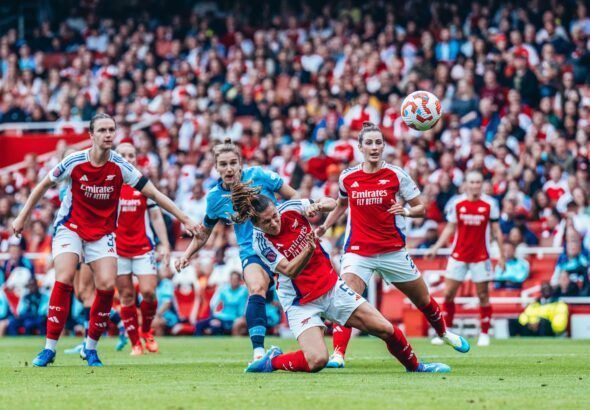 Tablas en el primer duelo importante de la WSL. Miedema observa cómo su disparo va directo a puerta entre varias jugadoras del Arsenal.