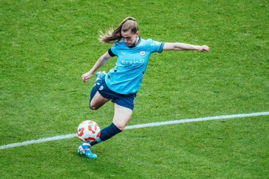 Tablas en el primer duelo importante de la WSL. Jess Park se prepara para chutar el segundo gol del City.