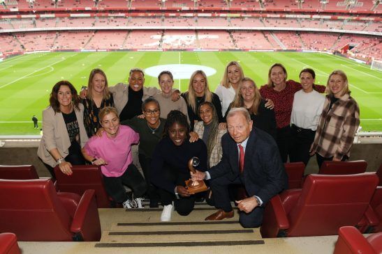 El Arsenal respira de nuevo. Varias de las jugadoras de la histórica plantilla de la temporada 2006/07 posan junto a Vic Akers y Emma Hayes junto al trofeo de la Champions League.
