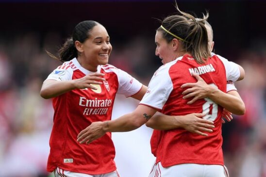 El Arsenal remonta tras dos errores del OL.