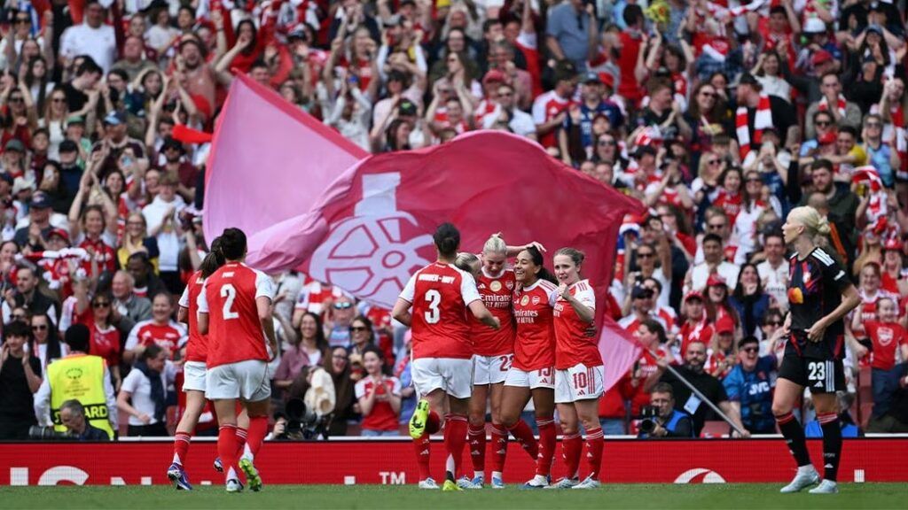 El Arsenal remonta tras dos errores del OL.