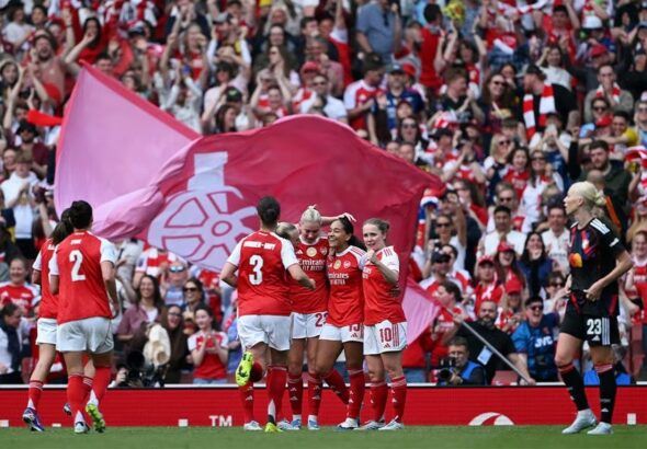 El Arsenal remonta tras dos errores del OL.