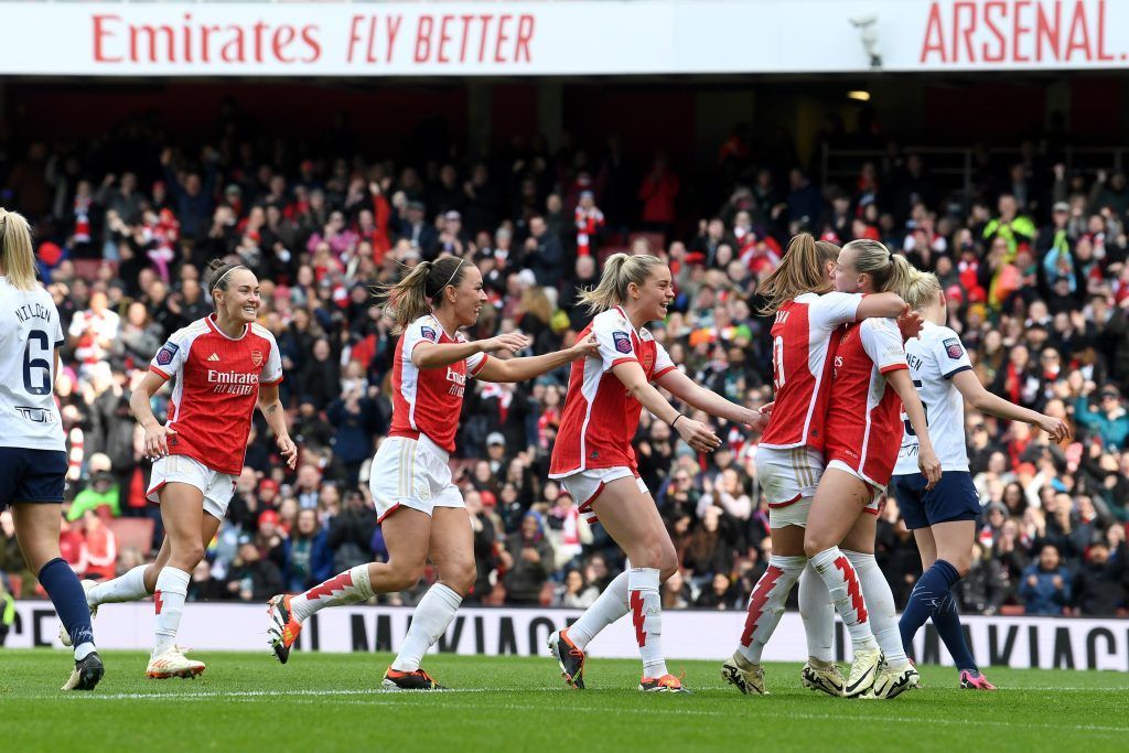 Russo mantiene las esperanzas de las gunners. Las jugadoras del Arsenal corren a abrazar a Beth Mead tras dar la asistencia del gol del triunfo.