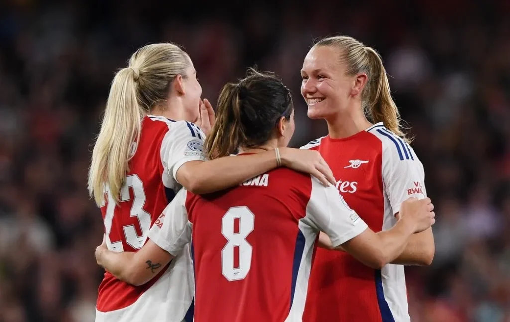 Las gunners no fallaron contra el Vålerenga. Alessia Russo, Mariona Caldentey y Frida Maanum celebran uno de los goles del encuentro.