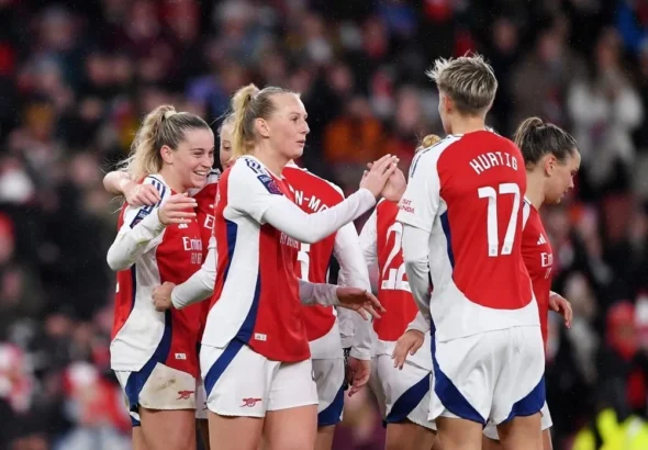 Póker para el Arsenal frente a un hundido Villa. Lina Hurtig choca la mano de su compatriota Stina Blackstenius tras anotar el tercero de la tarde.