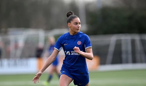 La jugadora australiana posa en la gradería de Stamford Bridge. La canterana Ashanti Akpan renueva contrato por un año más.
