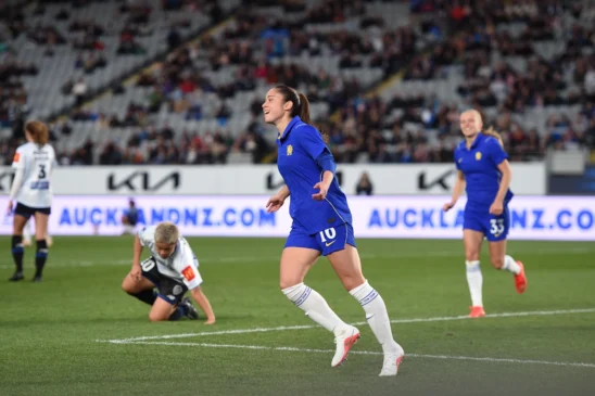 Las blues golean en su primera cita de pretemporada.