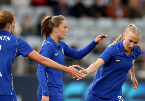 Las blues golean en su primera cita de pretemporada.
