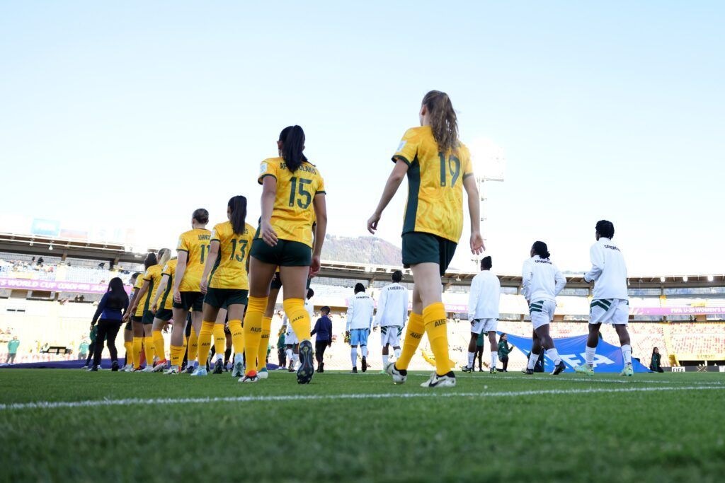 Australia se va de vacío de Colombia. Las jugadoras de Australia y Camerún saltan al campo momentos antes de arrancar el encuentro.