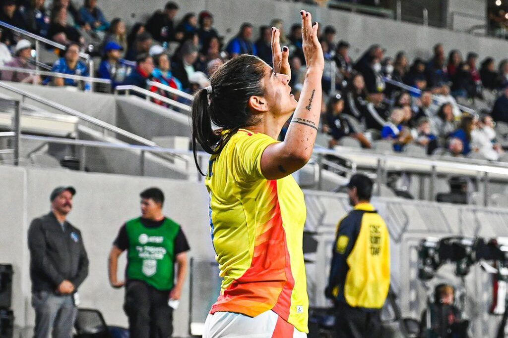 Colombia termina tercera en la SheBelieves Cup. Catalina Usme celebra el tanto de la victoria.