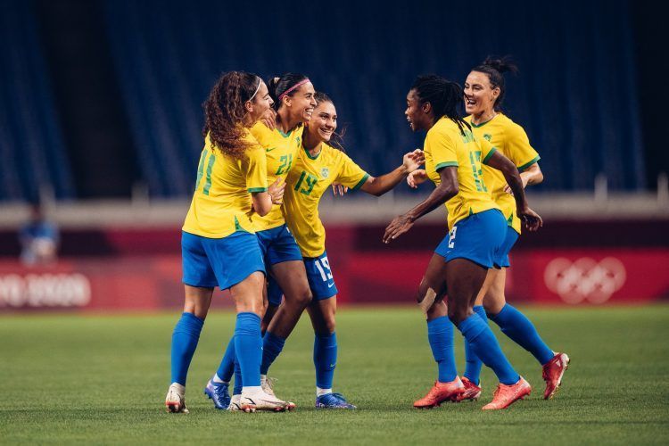 Brasil pasa a cuartos sin brillar